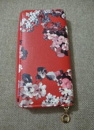 Червоний гаманець на замочку