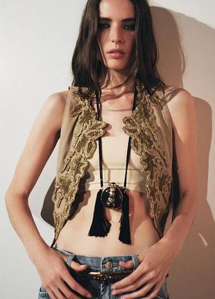 Жилет с контрастной вышивкой zw collection