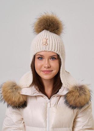 Шапка ушанка с помпоном енотом