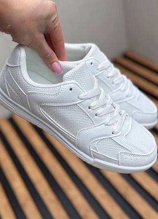 Кросівки білі жіночі