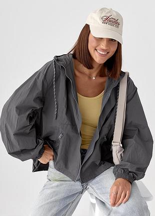 Жіноча вітровка з капюшоном