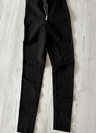 Штани в обтяжку спереді на замочку