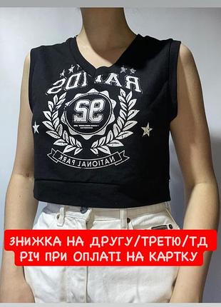 Вкорочений чорний кроп топ жилетка безрукавка з білим написом лого у американському стилі бавоняний бавовна котон майка