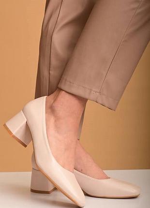 Бежевые женские туфли на широком каблуке