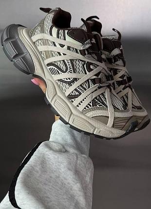 Стильные кроссовки в двух цветах.