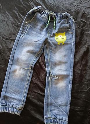 Плотные джинсы джоггеры с монстром