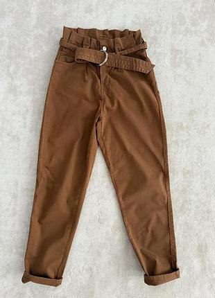 Коричневі брюки