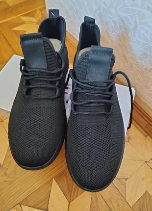 Кроссовки новые в черном цвете р.43
