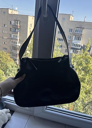 Сумка нова однотонна чорна. для телефона паспорта та документів; також поміститься блокнот середнього розміру! і ідеальному стані