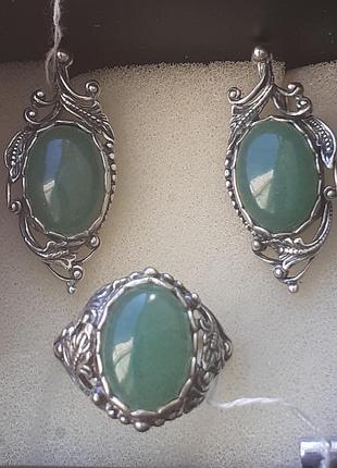 Серебряные серьги и кольца(18,5) с нефритом