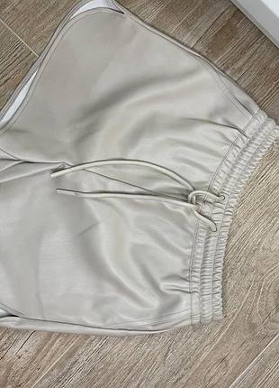 Жіночі шорти