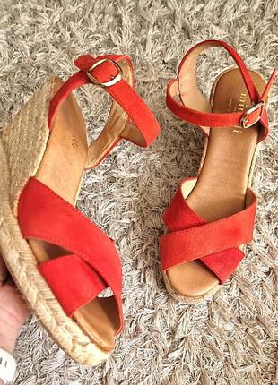 Босоножки оmella minelli нат.замша р.39. маломерят