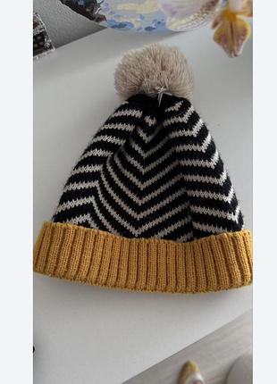 Шапочка з поспоном дуже класної якості