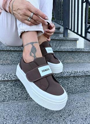 Распродажа кеды - кроссовки цвета шоколад на липучке на высокой светлой подошве