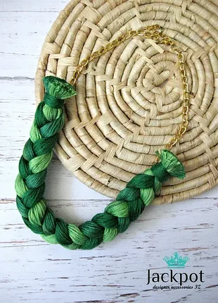 Зеленое колье коса из нитей ручная работа