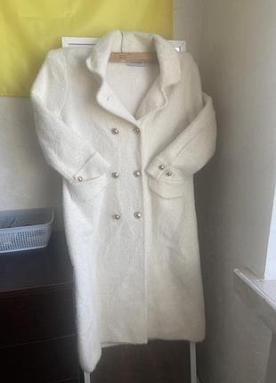 Пальто білого кольору