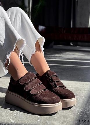 Розпродаж натуральні замшеві кеди - кросівки кольору гіркий шоколад на липучках на бежевій високій підошві 39р.