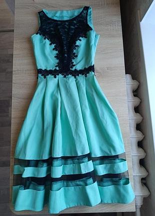 Яркое детское платье.