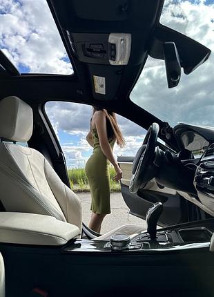 Плаття в рубчик в трендовому кольорі олива