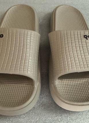 Шльопанці легкі та зручні