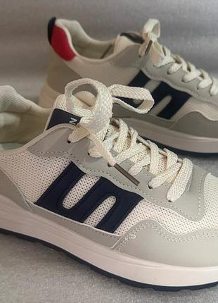 Кросівки легкі та зручні