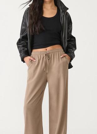 Комфортні струмуючі бежеві штани wide leg м