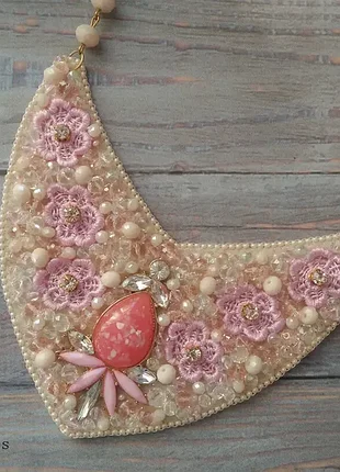 Роскошное розовое бежевое колье с кристаллами