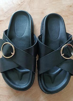 Брендові легенькі шльопанці