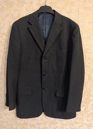 Чоловічий піджак у смужку