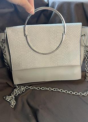 Світло сіра жіноча сумка new look з зміїним принтом