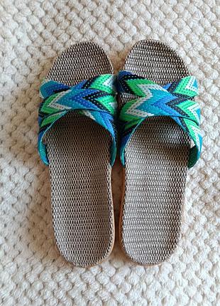 Летние шлепки с ярким сине-зеленым узором