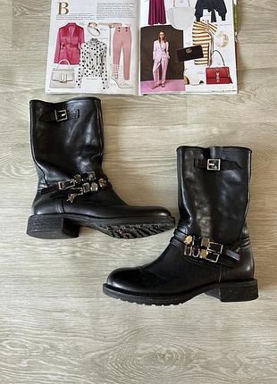 Стильные кожаные черные высокие ботинки