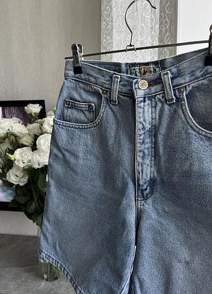 Стильні шорти. трендового кольору. дефект видно на фото. дуже класно сидять на талії, можна носити як оверсайз.