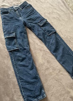 Жіночі карго джинси від bershka. синього кольору.