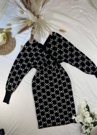 Стильное вязаное платье миди