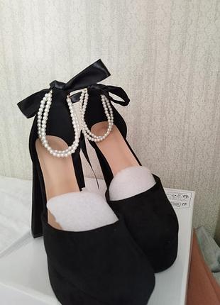 Туфли на высоком каблуке, очень женственные и элегантные.