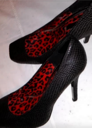 Черные модельные туфли под змеиную кожу