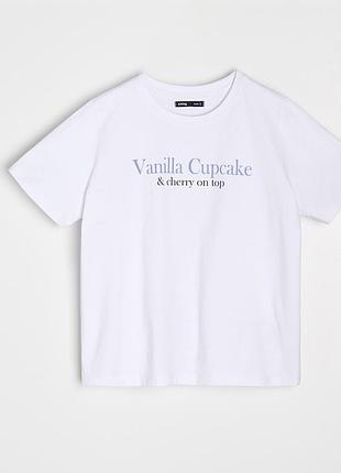 Біла футболка з написом