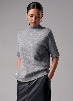 Светр з короткими рукавами та з високою горловиною з преміальної пряжі вовна мериноса сірого кольору
