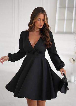 7558 элегантное короткое платье с длинными рукавами и глубоким v-образным вырезом.