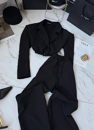 Ефектний жіночий костюм вкорочений піджак з широкими плечима і штани джогери на резинці