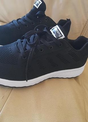 Легкие женские кроссовки,черного цвета,сетка