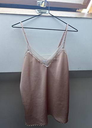Атласна майка топ,  в білизняному стилі рожевого кольору, з мереживом, на тонких бретелях