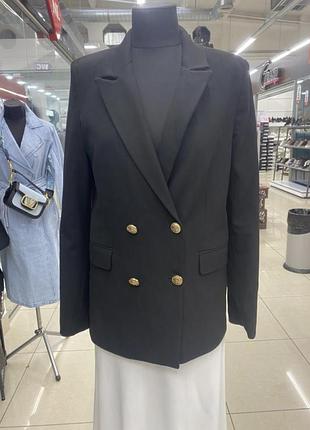 Красивый базовый пиджак