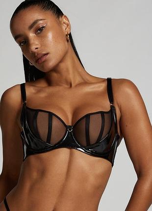 Неймовірний бюст з лаковими вставками