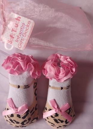 Мягкие носочки для младенцев от 0 до 6  в подарочной сетке. 75 % хлопок, 23 полиестер, 2 - эластан.