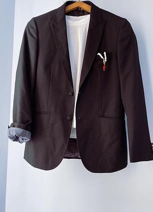🎩дуже якісний чорний піджак маскулінного крою.