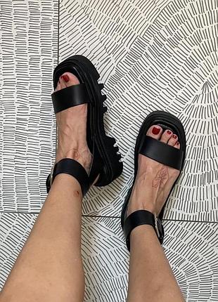 Босоніжки сандалі жіночі чорні 40 розмір zara 25,5 см шкіряні масивні на платформі