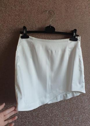 Біла атласна спідничка bershka