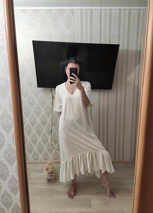 Стильное трикотажное платье в молочном цвете с рюшей понизу, свободный крой